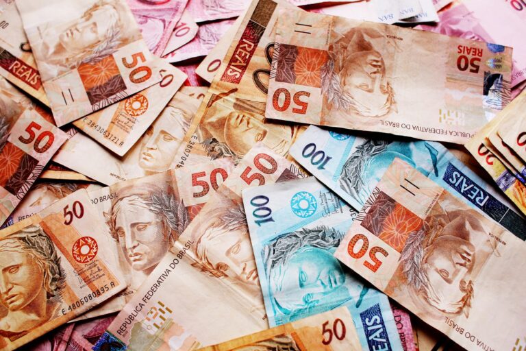Lei de Diretrizes Orçamentárias prevê salário mínimo de R$ 1.294 em 2023