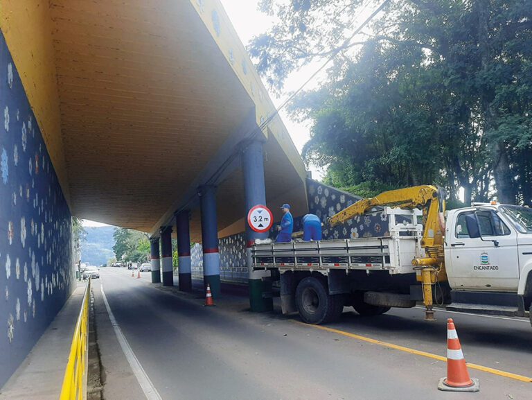 Viaduto Santo Antão recebe novas placas de sinalização