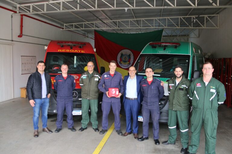Corpo de Bombeiros de Lajeado recebe doação de desfibrilador automático