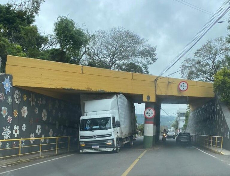 Caminhão fica “entalado” em viaduto no Bairro Santo Antão.