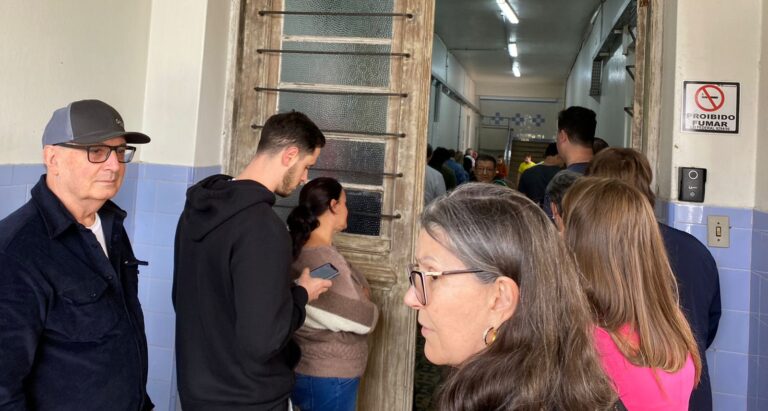 Apesar de longas filas, votação é tranquila em Encantado