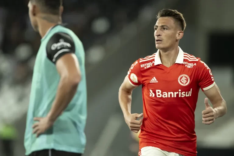 Internacional vence o Botafogo e diminui distância para o líder Palmeiras