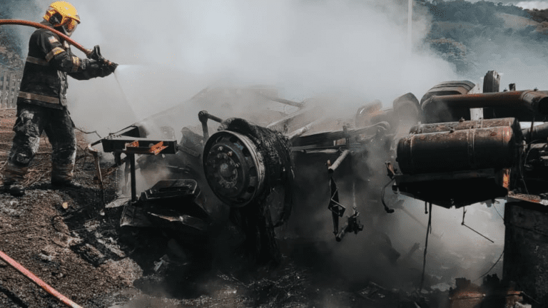 Caminhão incendeia na BR-386, em Pouso Novo