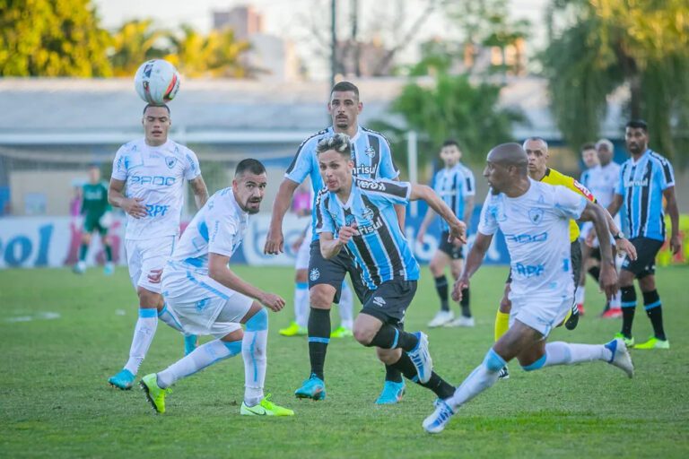 Grêmio leva gol de pênalti nos minutos finais e empata com o Londrina fora de casa