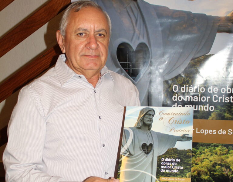 Livro que conta a história da construção do cristo está a venda