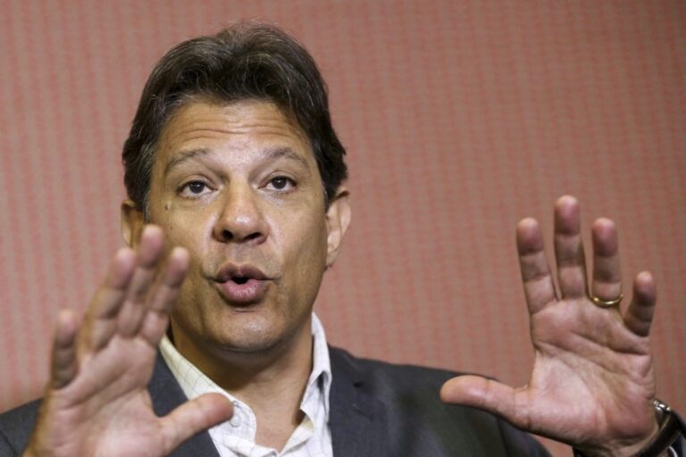 Ibovespa cai e dólar sobe após falas de Haddad sobre economia