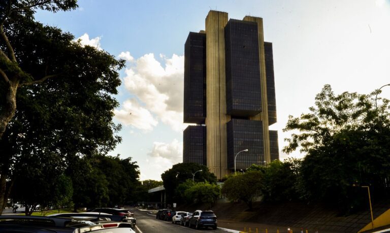 Juros médios cobrados pelos bancos chega a 42,2% ao ano em outubro
