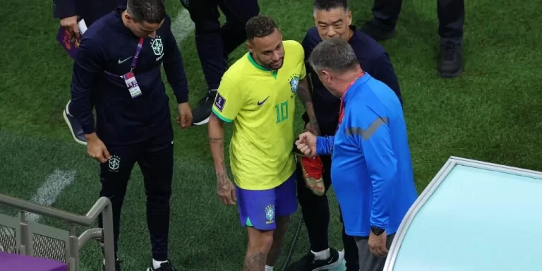 Médico do Brasil confirma entorse no tornozelo e diz que Neymar será reavaliado na sexta