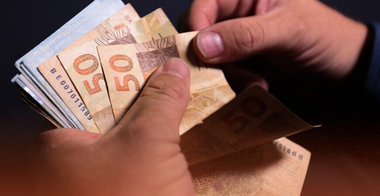 13º salário: saiba quem tem direito e até quando deve ser pago