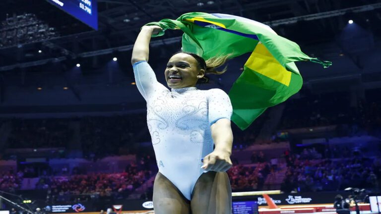Rebeca Andrade conquista ouro no Mundial de ginástica