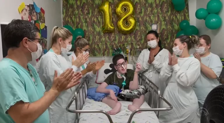 Internado desde que nasceu, jovem comemora aniversário de 18 anos com festa em hospital no RS