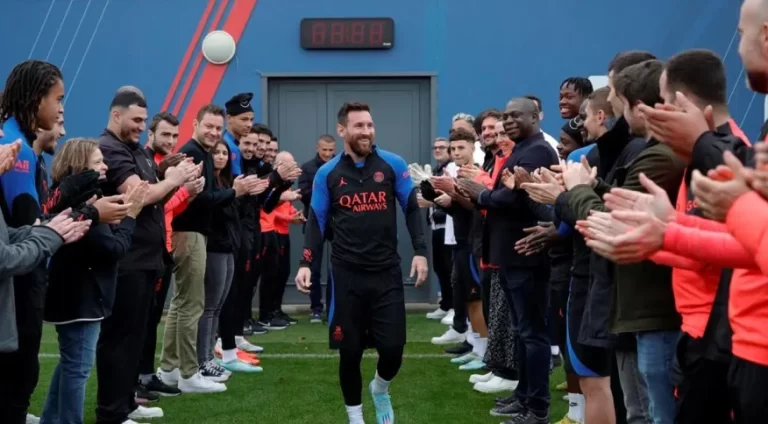 Messi é recebido com aplausos em sua volta ao PSG após férias; veja