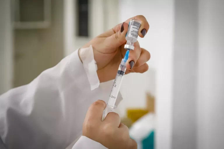 Vacinação contra Covid-19: saiba quantas doses você pode tomar