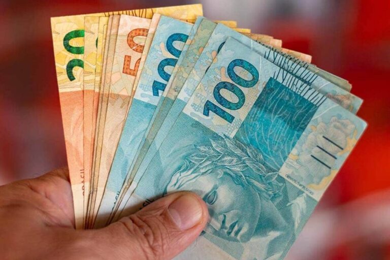 Salário mínimo pode ir a R$ 1.320 apenas em maio