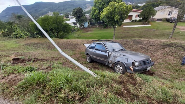 Acidente entre dois carros derruba poste em Encantado