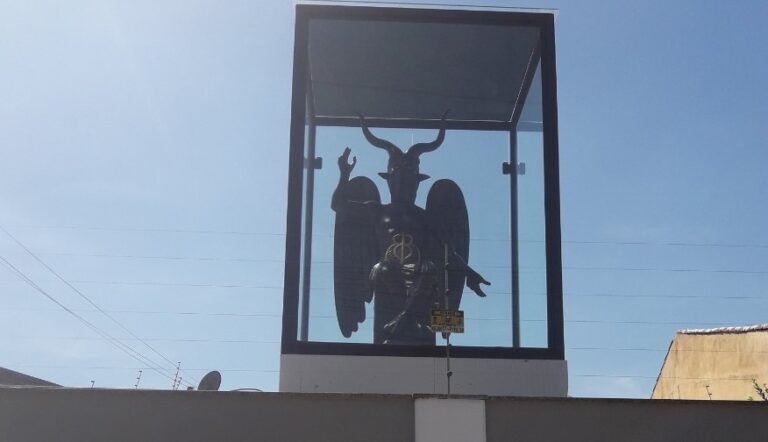 Estátua de Belzebu em residência chama atenção e viraliza nas redes sociais: ‘Vizinho chegou causando’