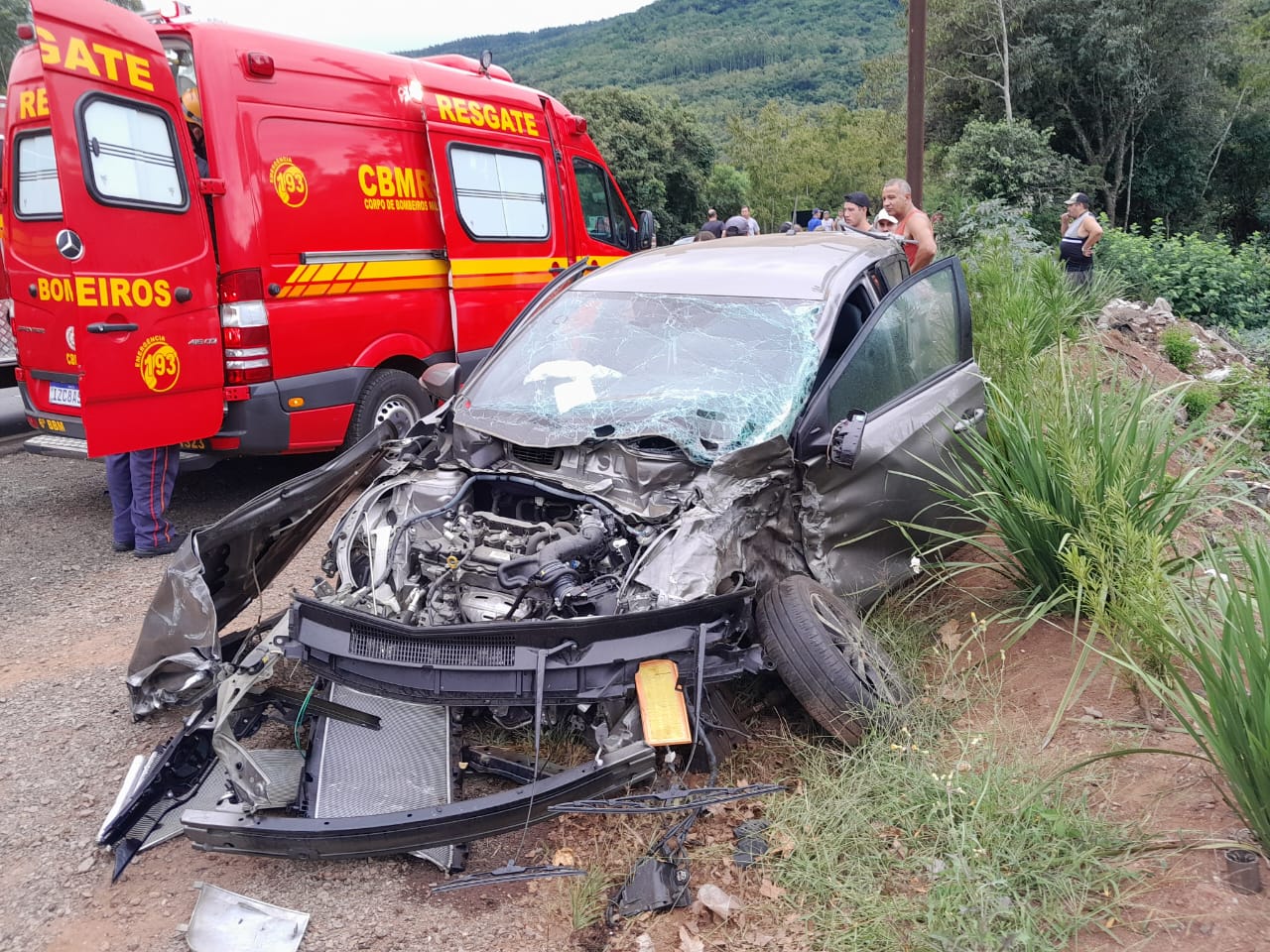 Acidente Entre Carro E Caminhão Deixa Duas Pessoas Feridas Na Rs129 Em Muçum Jornal Força Do Vale