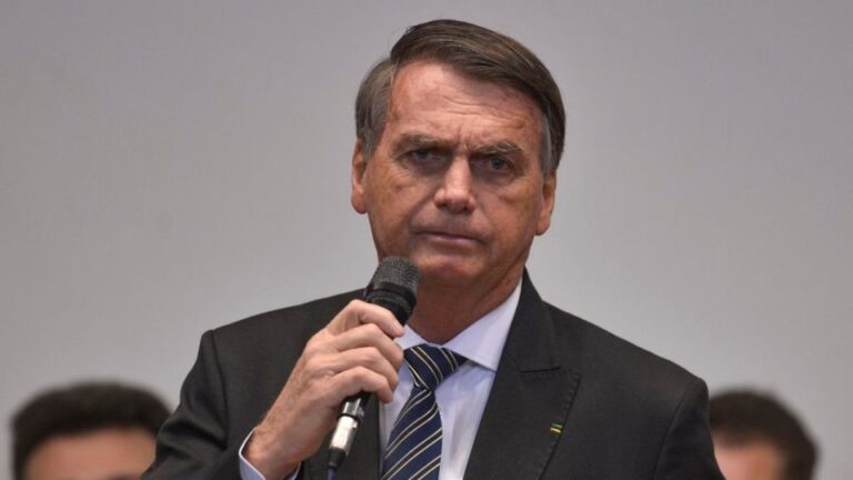 Bolsonaro confirma retorno ao Brasil nesta quinta-feira