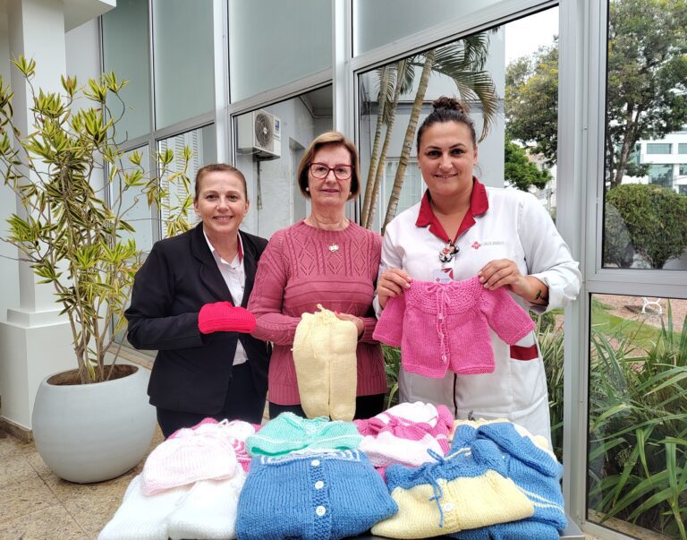 Voluntária confecciona roupinhas de tricô para bebês e doa ao Hospital Beneficente Santa Terezinha