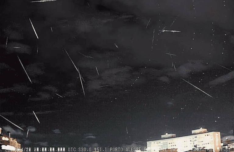 Observatório registra queda de até 22 meteoros por hora durante pico da chuva de meteoros Líridas no RS