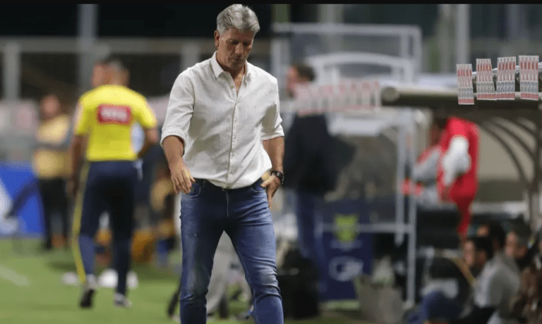 Renato Gaúcho rebate acusações sobre afastamento de goleiro Adriel