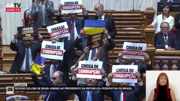 Deputados de direita protestam contra Lula no parlamento português