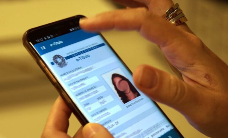 Jovens que completaram 15 anos já podem tirar título de eleitor