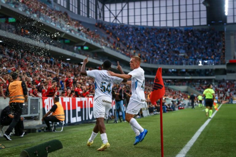 Na Arena da Baixada, em Curitiba, Grêmio vence o Athletico-PR por 2 a 1 no Brasileirão