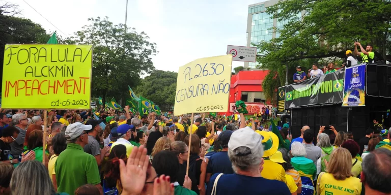 Manifestantes se reúnem contra o PL das Fake News em Porto Alegre e pedem ‘Fora Lula’