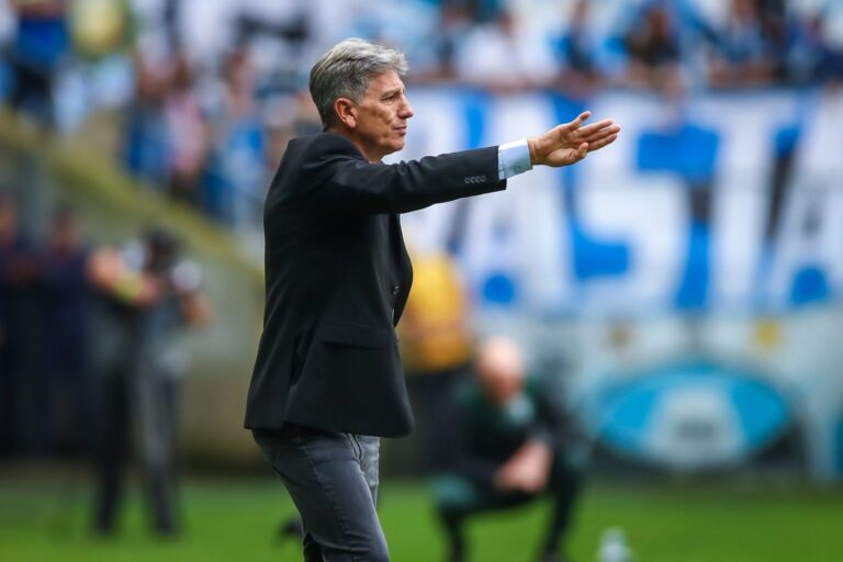 “É um assunto muito delicado”, diz o técnico do Grêmio sobre futuro de Suárez