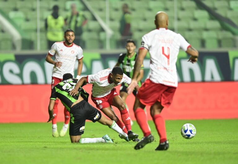 De virada, Inter vence o América-MG por 2 a 1 e chega ao sexto lugar no Brasileirão