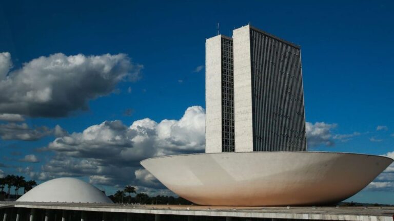 Congresso aprova projeto que prevê igualdade salarial entre homens e mulheres no Brasil
