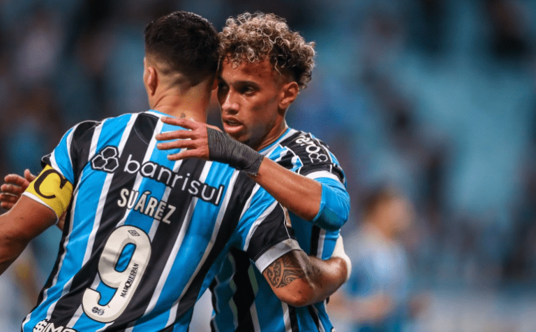 Na Arena, Grêmio goleia o Coritiba por 5 a 1 e se torna o vice-líder do Brasileirão
