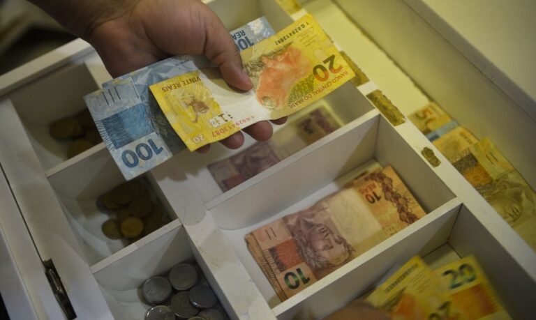 Brasileiros ainda não sacaram R$ 7 bilhões do dinheiro esquecido em bancos