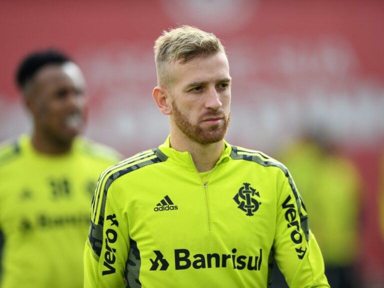 Pedro Henrique tem incômodo no tornozelo e será reavaliado pelo departamento médico do Inter para a sequência do Brasileirão