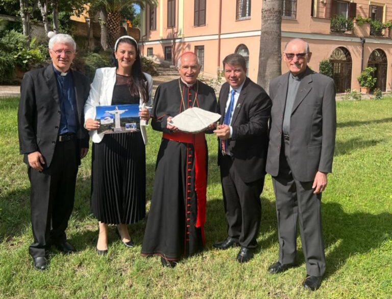 Fragmento do Cristo Protetor de Encantado é benzido pelo Papa Francisco no Vaticano