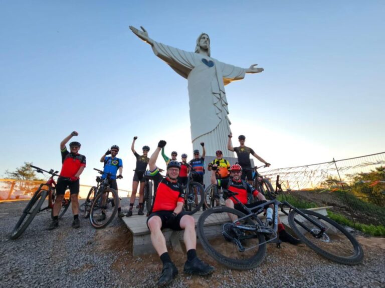 Equipe de ciclistas supera desafio de 120 km em direção ao maior cristo do mundo