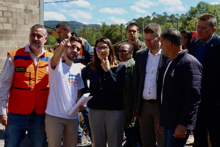 Primeira-Dama Janja visita Muçum após enchentes