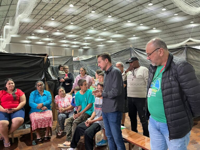 Prefeito e secretário de Encantado visitam famílias abrigadas no Parque