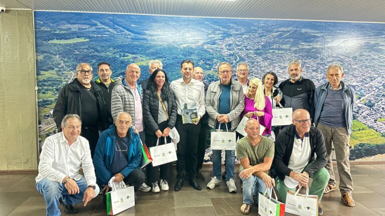 Em visita a Encantado, comitiva italiana é presenteada com produtos feitos no município
