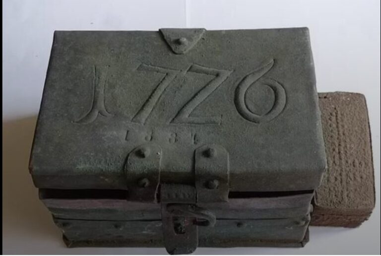 Capsula do tempo de 1726 é aberta contendo moedas e documentos de 300 anos atrás