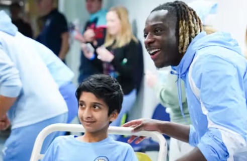 Jogadores do Manchester City levam presentes de Natal para crianças em  hospital; VÍDEO - Rádio Capital Fm