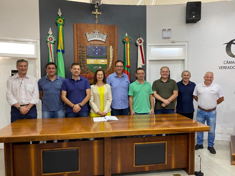 Mesa Diretora da Câmara de Vereadores de Encantado toma posse