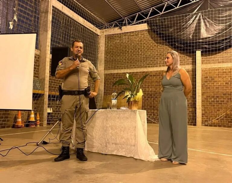 Secretaria de Saúde de Roca Sales e Brigada Militar promovem palestra sobre os riscos do uso excessivo de telas por jovens