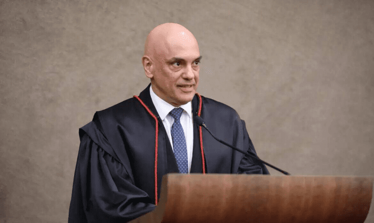 Ministro do Supremo Alexandre de Moraes proíbe Bolsonaro e outros investigados por suposto golpe de Estado de participar de cerimônias militares