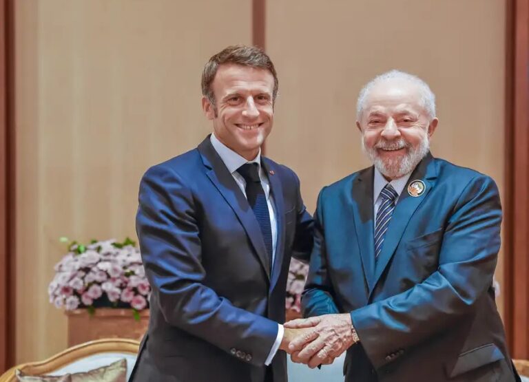 Lula e Macron visitam floresta e conversam com indígenas em Belém