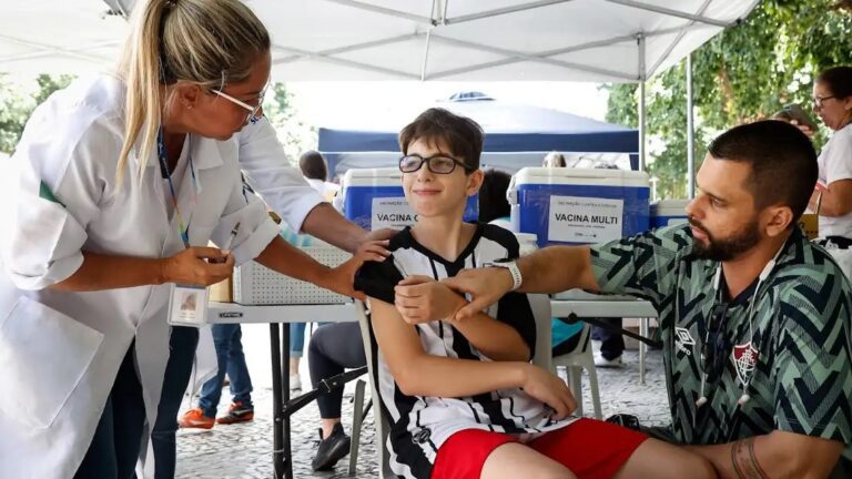 Rio começa a imunizar crianças de 12 anos contra a dengue