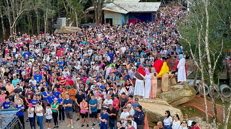 Mais de três mil pessoas participam da 3° Caminhada Penitencial e Via Sacra de Encantado