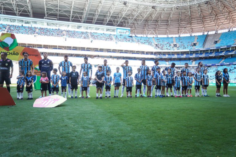 Grêmio realiza ação social com crianças em campo no jogo contra o Guarany
