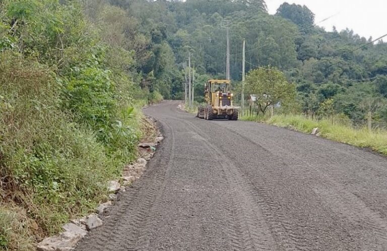 EGR trabalha na pavimentação e recuperação da ERS-129, entre Muçum e Vespasiano Corrêa